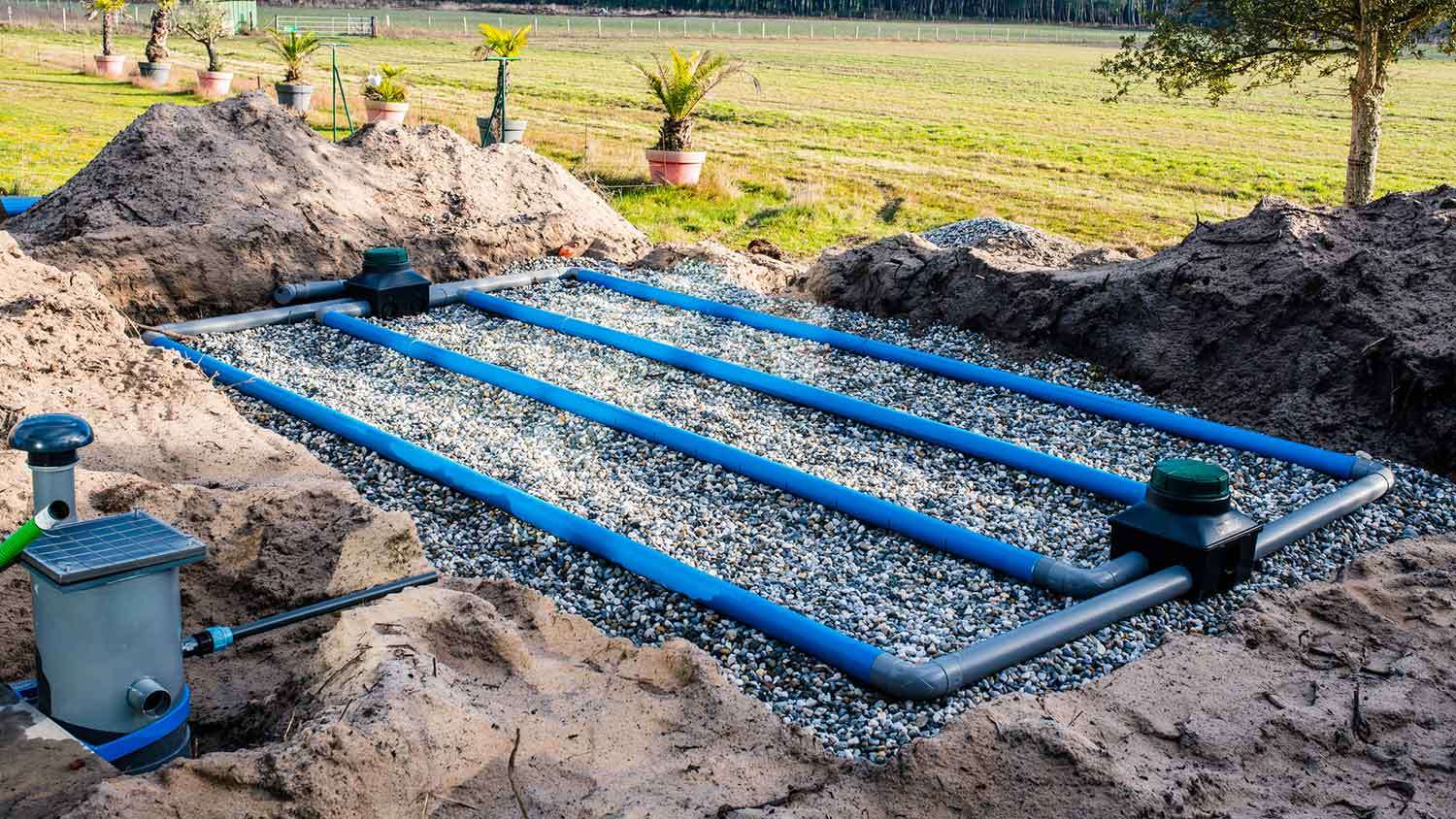 Drain field installation with pipe and gravel